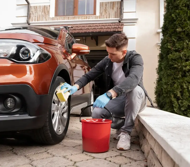 Lavage auto à domicile Barbonne-Fayel : professionnel intervenant sur un véhicule